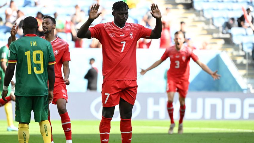A szülőhazája, Kamerun ellen szerzett gólt, ezért nem ünnepelt a svájci csatár