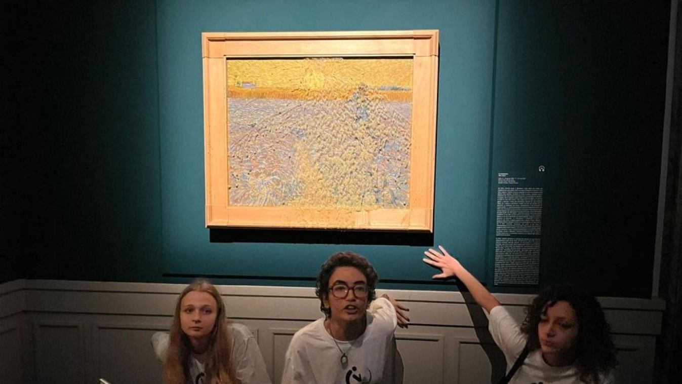 z Utolsó generáció (Last Generation) nevű környezetvédő csoport három tagja a falhoz ragasztotta kezét, miután borsólevessel öntötték le Vincent van Gogh holland művész A Vető című festményét a római Palazzo Bonaparte épületében 2022. november 4-én.