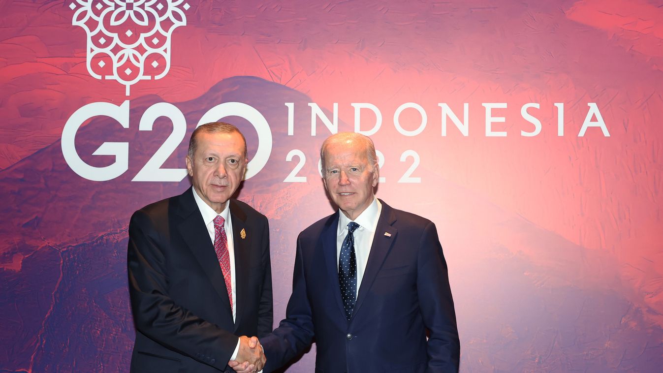Recep Tayyip Erdogan török államfő és Joe Biden amerikai elnök találkozója Balin, Indonéziában a G20-csúcstalálkozó margóján. 2022.11.15 (Forrás: TRT World / Twitter)
https://twitter.com/trtworld/status/1592450886864773120/photo/1