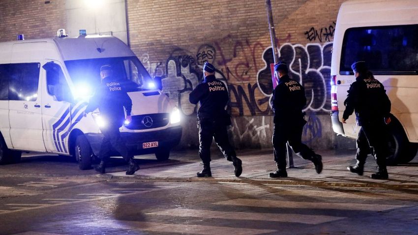 Egy rendőr meghalt és egy másik megsebesült egy késes támadásban Brüsszelben
