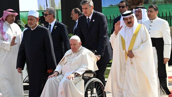 Ferenc pápa a kelet–nyugati szembenállást bírálta Bahreinben