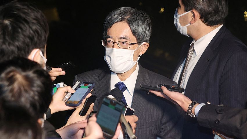 Lemondott a japán belügyminiszter, gyengül Kisida Fumio kormánya