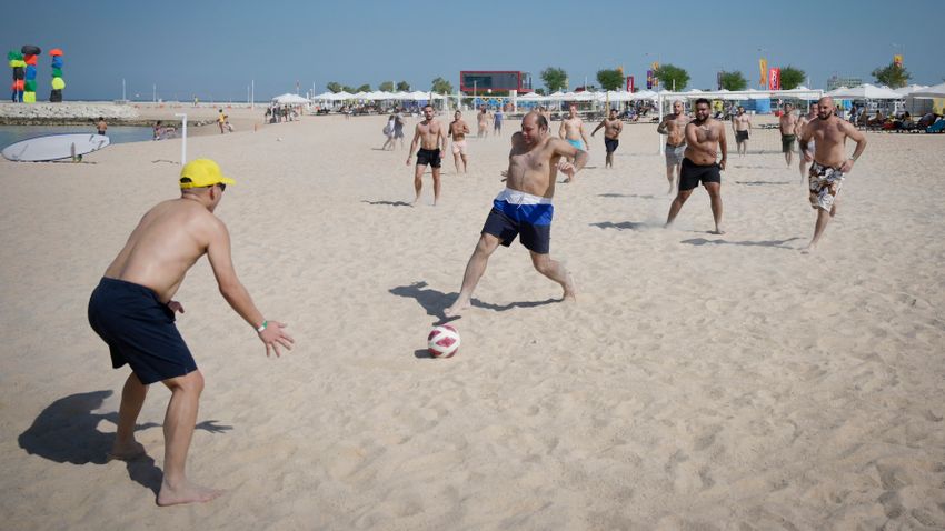 Csak férfiaknak! Videón a katari felüdülés a homokos strandon