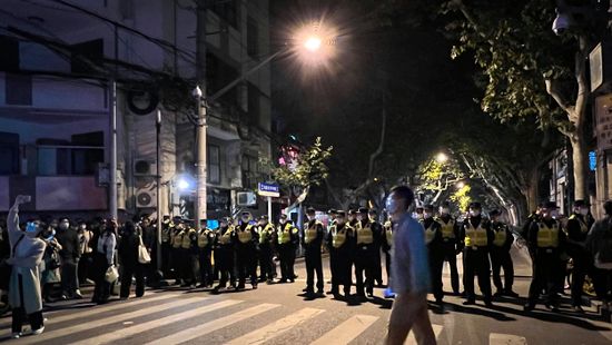 Kína nagy létszámú rendőri erőt vezényelt ki a tüntetők ellen