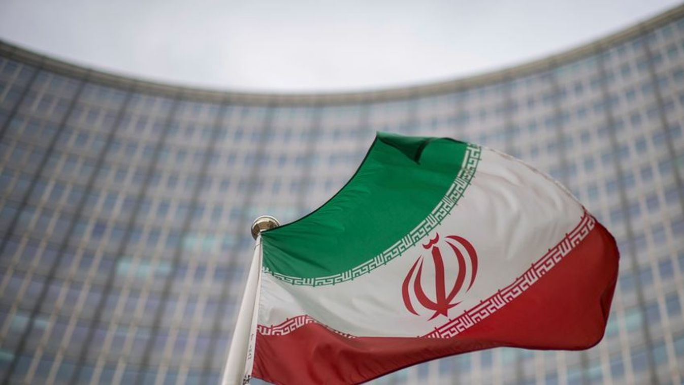 Borítókép: Iráni zászló a Nemzetközi Atomenergia-ügynökség bécsi központjának otthont adó irodaház előtt 2021. december 17-én (Fotó: MTI/AP/Michael Gruber)