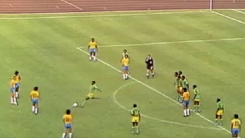 Durante mucho tiempo no supimos por qué el jugador zaireño saltó de la línea y pateó el balón + video
