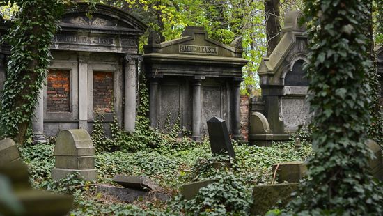 Mindenhol a világon egy rítus a halottaktól való búcsúzás, de van, ahol a szokások egészen meghökkentőek