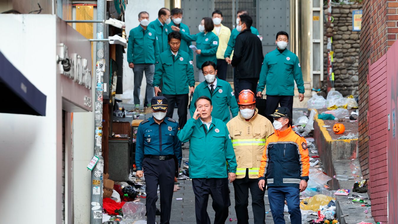 Szöul, 2022. október 30. Jun Szok Jol dél-koreai elnök (b2) felkeresi a katasztrófa helyszínét Szöulban 2022. október 30-án, miután az előző nap halálos tülekedés történt a dél-koreai főváros Itevon negyedében rendezett halloweenünnepségen. Legalább 153 ember életét vesztette, 133 megsérült. MTI/AP/Yonhap/Han Szang Kjun