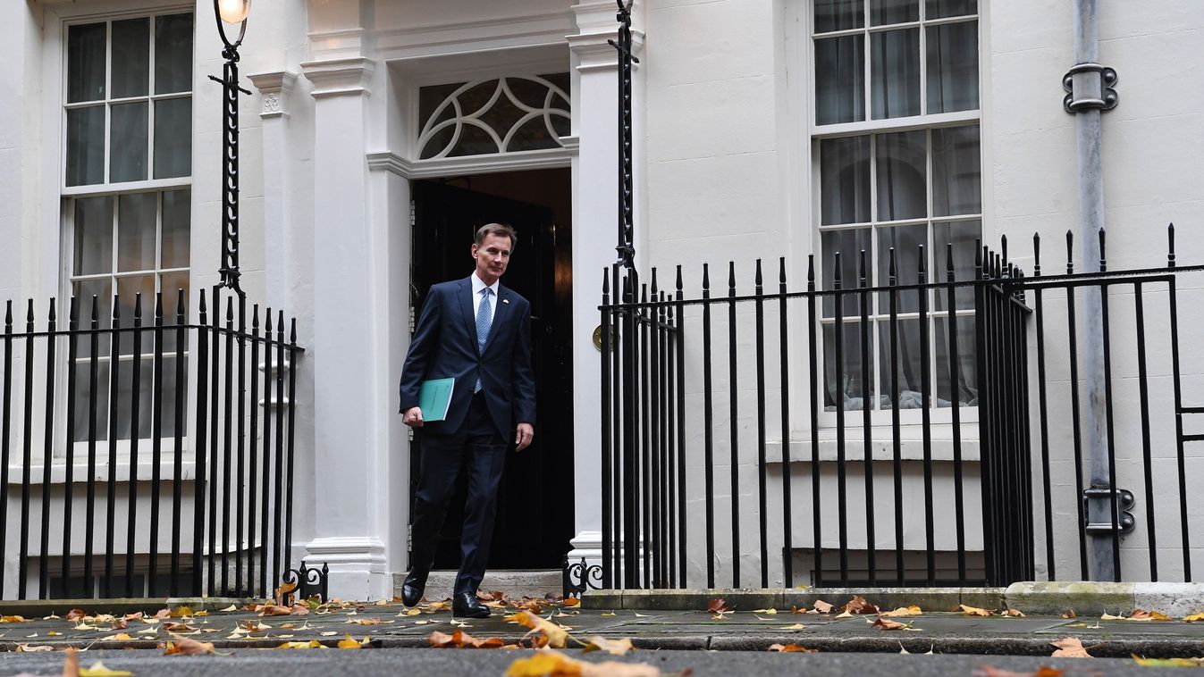 Jeremy Hunt brit pénzügyminiszter a parlamentbe indul a londoni Downing Streetrõl 2022. november 17-én. 