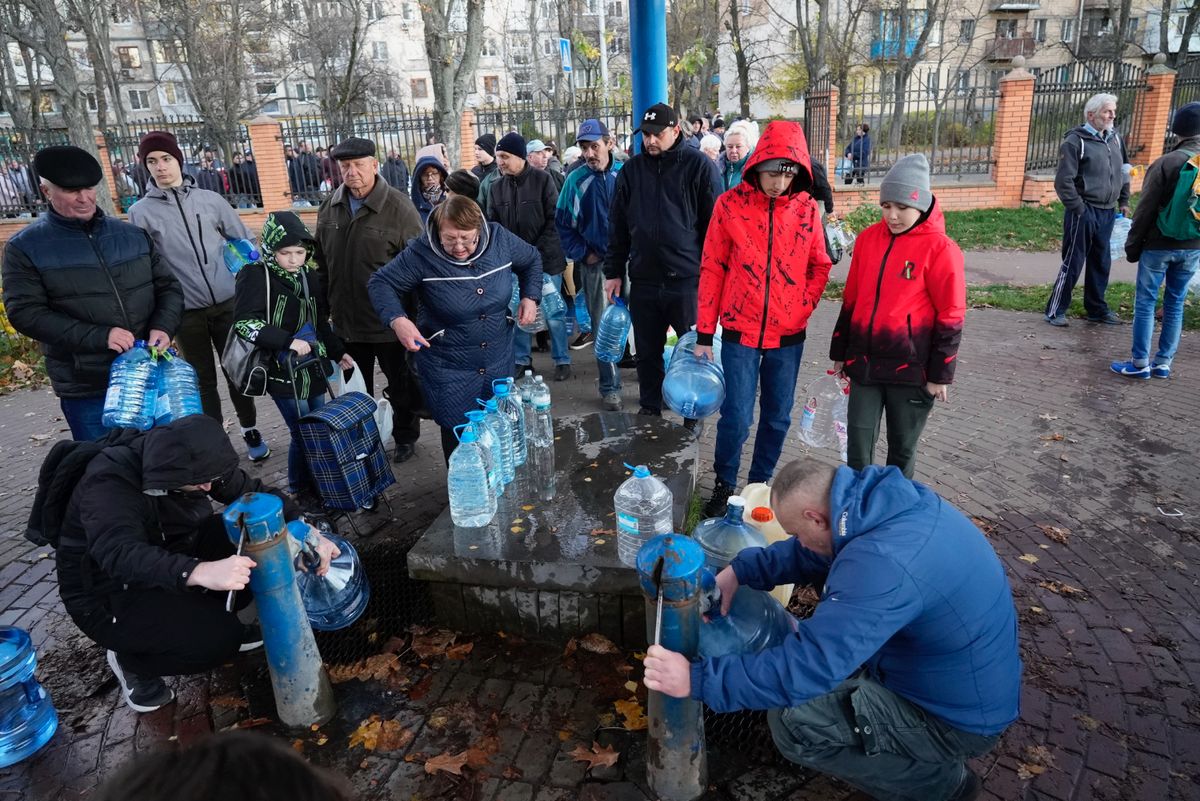 Kijev, 2022. október 31. Utcai kútról vesznek vizet emberek Kijevben 2022. október 31-én. A fővárosi vízművek szerint az orosz tüzérségi és rakétatámadások miatt a fogyasztók 80 százalékánál átmenetileg megszakadt a vezetékes ivóvízellátás. MTI/AP/Sam Mednick