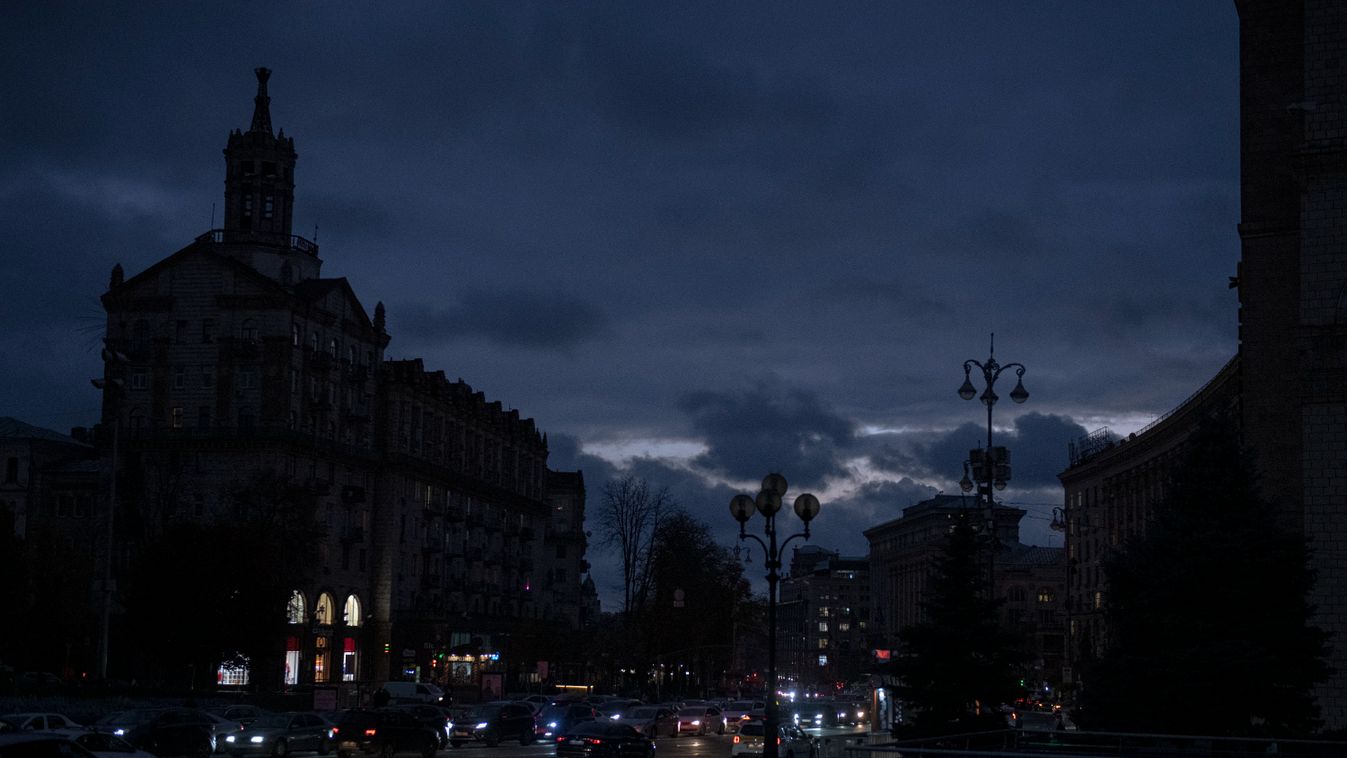 Autók haladnak az úton sötétedéskor Kijev központjában 2022. október 31-én.