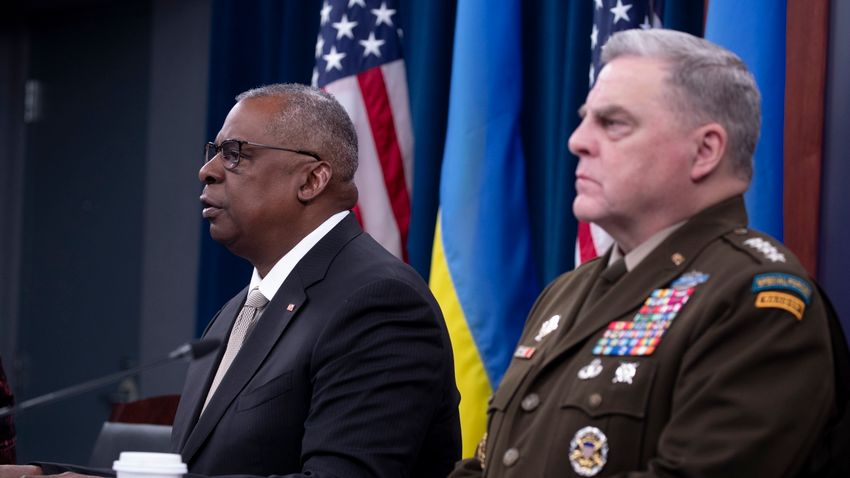 Amerikai védelmi miniszter: Hamarosan tüzérségilövedék-hiánytól szenvedhetnek az oroszok