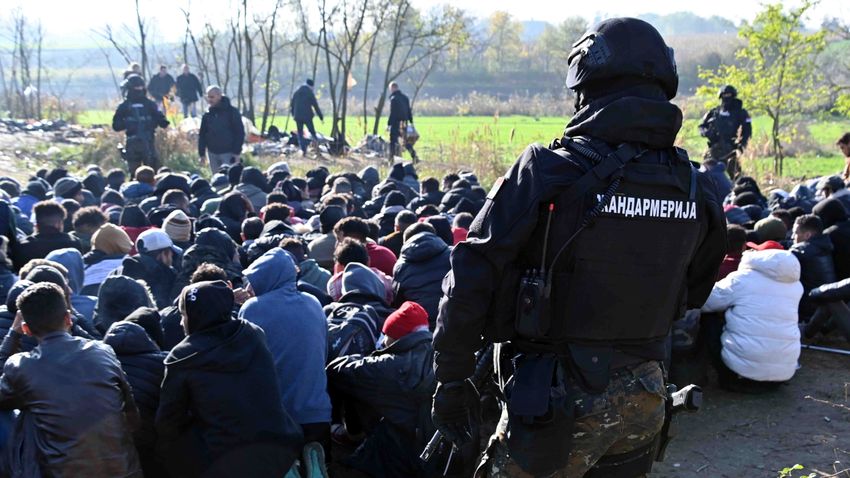 Idén százezer illegális bevándorlót vettek nyilvántartásba Szerbiában