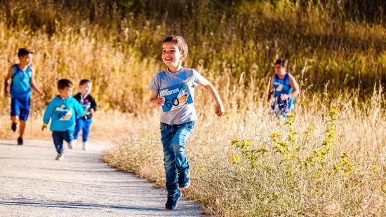 Hogyan lehet okosan a futás felé terelgetni a kicsiket, hogy megszeressék a sportot?