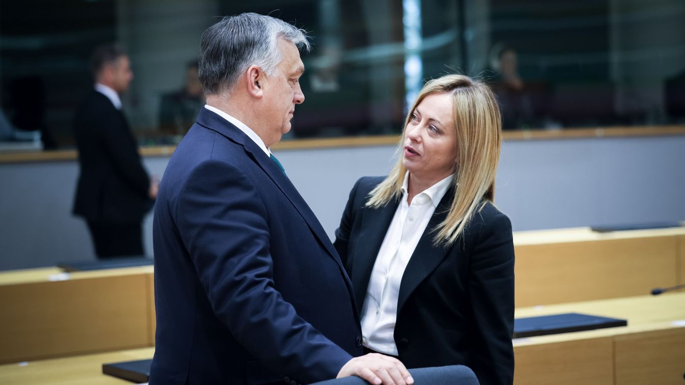 Orbán Viktor miniszterelnök és Giorgia Meloni olasz kormányfő Brüsszelben. 
(Fotó: Fischer Zoltán)
