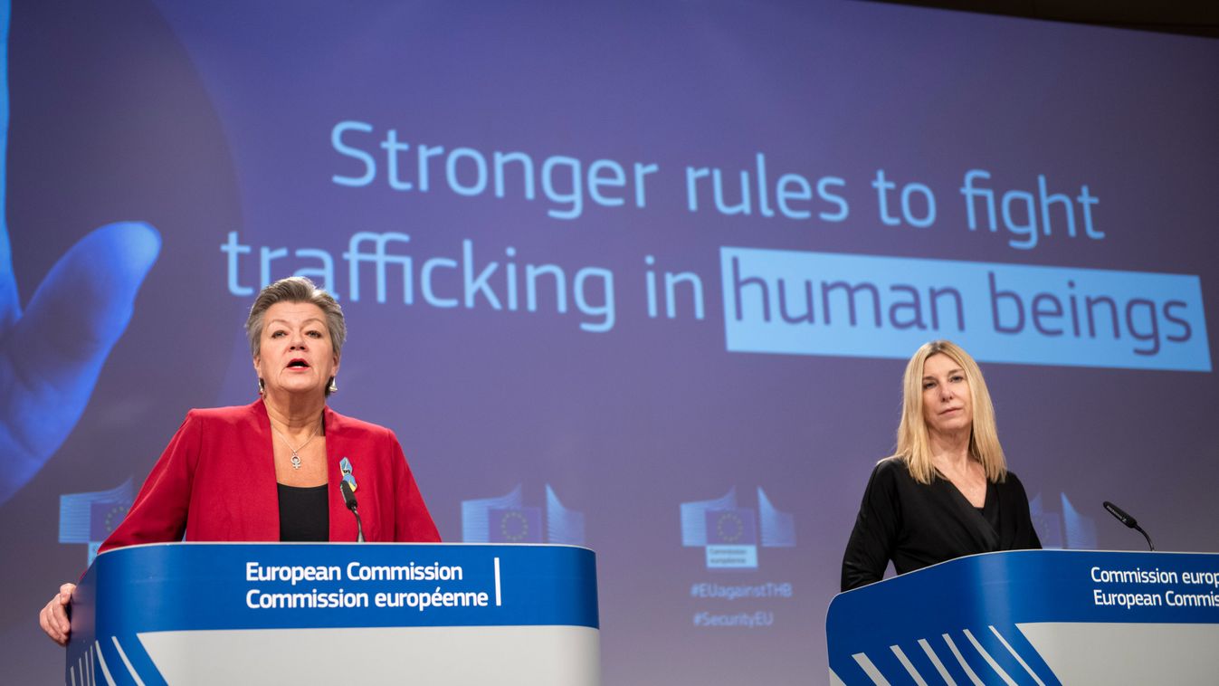  Ylva Johansson belügyekért felelős biztos (b) és Diane Schmitt, az Európai Unió emberkereskedelem elleni koordinátora (j) brüsszeli sajtótájékoztatóján az uniós bizottsági javaslat részletezik, miszerint a testület azt szeretné, hogy az emberkereskedelem áldozatai által nyújtott szolgáltatások tudatos igénybevétele is bűncselekménynek minősüljön. Az Európai Bizottság szigorúbb szabályok bevezetésére tett javaslatot az emberkereskedelem megelőzésére és leküzdésére, az aktualizált jogszabályok erősebb eszközöket biztosítanak a bűnüldöző és igazságügyi hatóságok számára a kizsákmányolás minden formájának kivizsgálásához és elszámoltatásához. 2022.12.19-én. (Forrás: EC AV Service / Twitter)