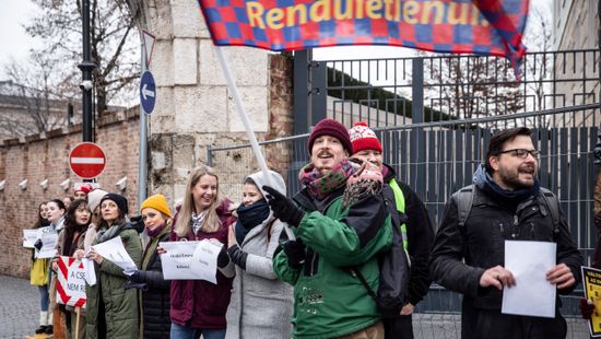 A budai Várban és a Sándor-palotánál is tüntetnek a tanárok + fotók