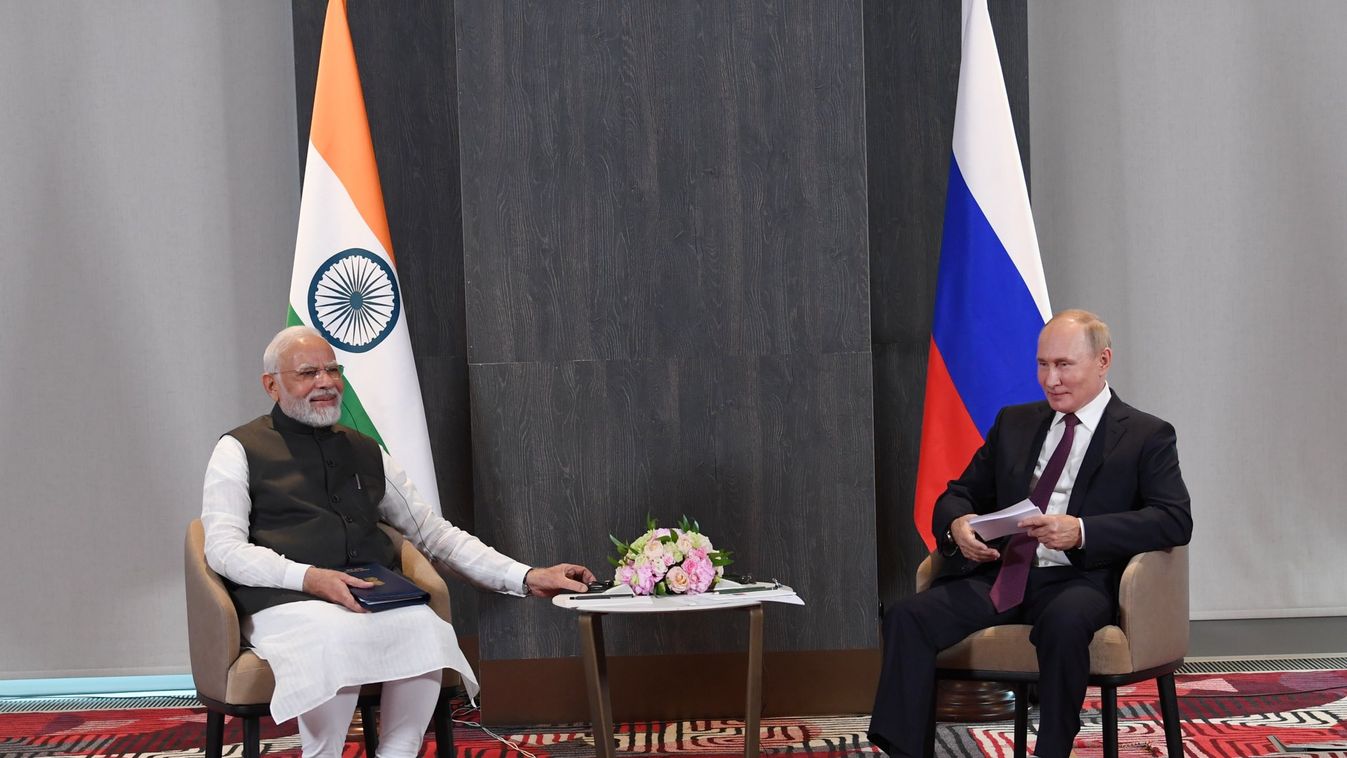 Narendra Modi indiai miniszterelnök és Vlagyimir Putyin orosz elnök tárgyal az India és Oroszország közötti együttműködés előmozdításáról a Sanghaji Együttműködési Szervezet ének (SCO) találkozóján Szamarkandban, Üzbegisztánban 2022. 09.16-án. (Forrás: Narendra Modi / Twitter)