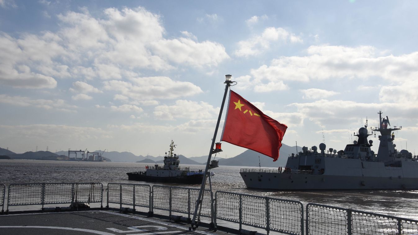 Kínai-orosz közös haditengerészeti gyakorlatba kezdett szerdán a Kelet-kínai-tengeren, a gyakorlat célja az esetleges tengeri fenyegetések közös elhárítása, valamint a nemzetközi és regionális béke és stabilitás fenntartása. 2022.12.21-én. (Forrás: SeaWaves Magazine / Twitter)