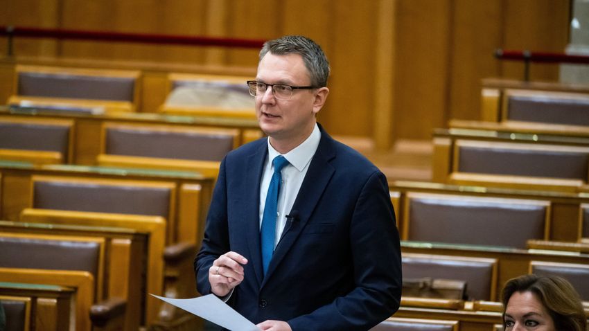 Rétvári: 63 milliárdot költöttünk a várólisták csökkentésére