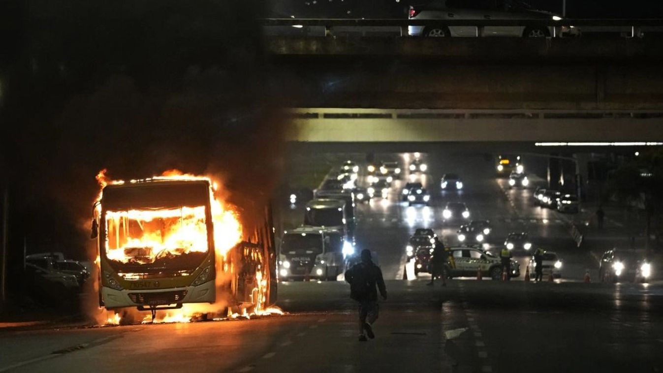 Tüntetők gyújtottak fel egy buszt Brazília fővárosában. 2022.12.12-én. (Forrás: The Associated Press / Twitter)