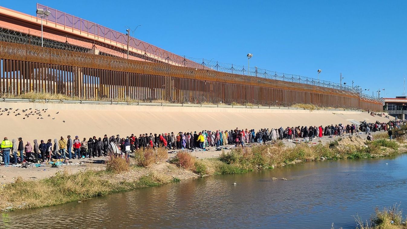 Migránsok várakoznak, hogy beléphessenek az Egyesült Államokba Mexikóból. Több tízezer fős tömeg gyűlt össze a határ mentén, az illegális bevándorlók azt várják, hogy eltöröljék Donald Trump korábbi republikánus elnök által meghozott rendeletet, amely értelmében a migránsok közegészségügyi okokra hivatkozva nem adhatnak be menekültügyi kérvényt az Egyesült Államokba. 2022.12.15. (Forrás: Jorge Ventura Media / Twitter)