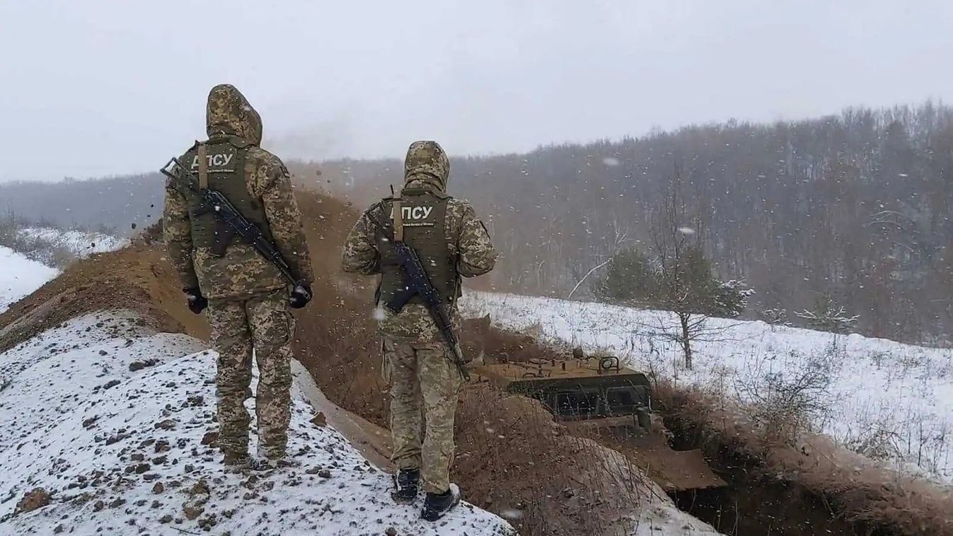 Ukrajnában általában a tél a legjobb évszak a gépesített hadviselés számára, míg a tavasz a rémálmok szezonja – vélekedik az Institue for the Study of War amerikai agytröszt. Ukrán katonák a védekező állásaikat dolgozzák ki. 2022.12.05-én. (Forrás: Euromaidan Press / Twitter)