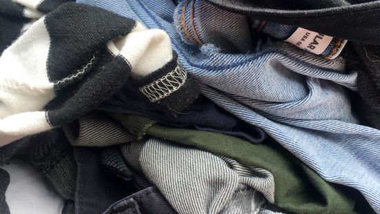 Több mint 12 millió forintot érő hamis ruhát foglalt le a NAV egy román teherautóban