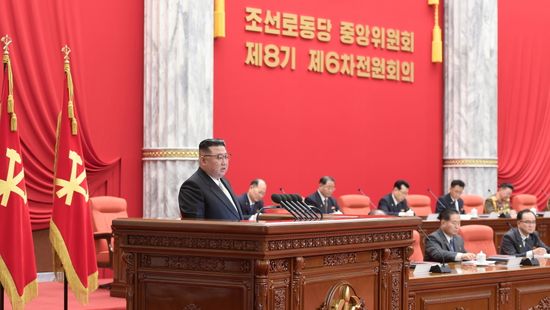 Felgyorsítaná a katonai fejlesztéseket Kim Dzsong Un
