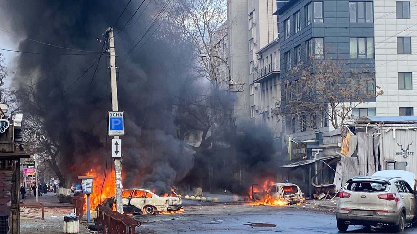 „Ez nem kényes tartalom, hanem az ukrán mindennapok” – kezdte Volodimir Zelenszkij ukrán elnök Twitter-bejegyzését, amiben a Herszont ért támadásról számolt be. 2022.12.24-én. (Forrás: Volodimir Zelenszkij / Twitter)