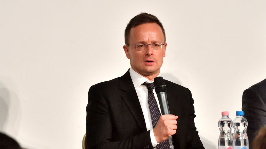 Szijjártó Péter: Magyarország mentesül az olajársapka alól
