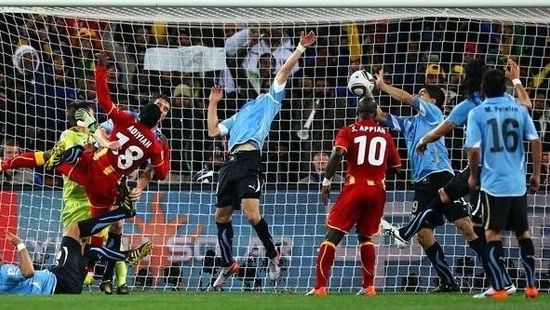 Suárez vakmerő kezezése elődöntőt ért Uruguaynak + videó