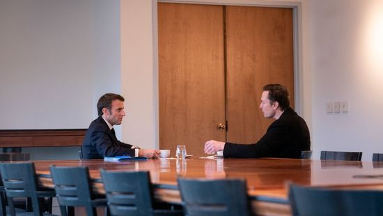 A francia elnök Elon Muskkal tárgyalt a Twitterről