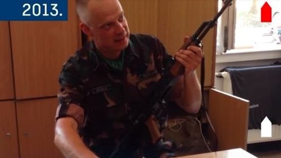 Így szerel össze egy fegyvert a honvédelmi miniszter + videó
