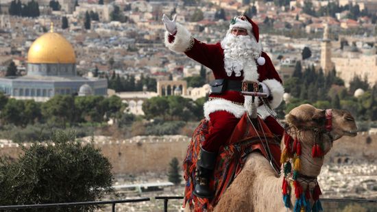 Jeruzsálembe karácsonykor teveháton érkezik a Mikulás