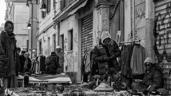 Lapozó: Káosz a milánói bevándorlási hivatalban
