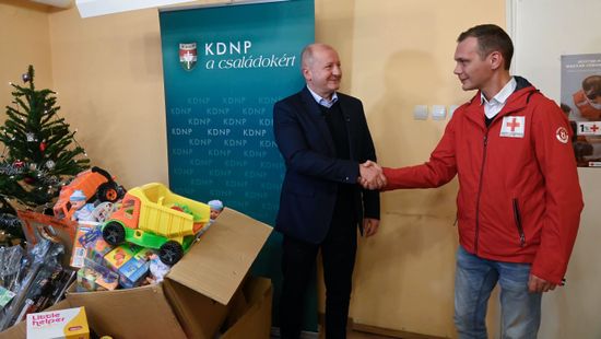 Karácsonyi ajándékcsomagokkal segítette a KDNP-frakció a Vöröskereszt munkáját