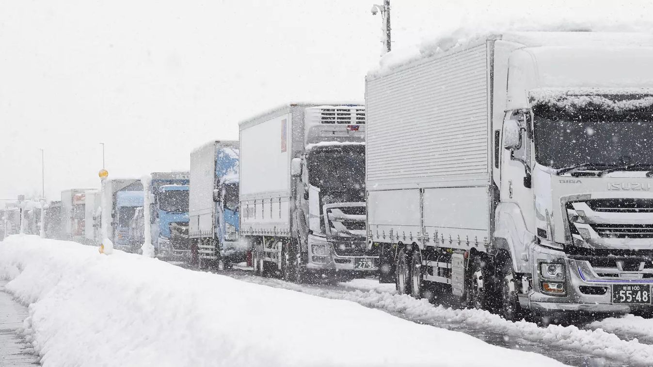 Többen meghaltak a heves havazások következtében Japánban, míg százak rekedtek az utakon. 2022.12.21. (Forrás: MegaNews Updates / Twitter)