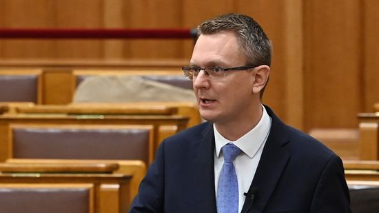 Rétvári: Az MSZP akkor nem tiltakozott, amikor a miniszterelnök-jelöltje a minimálbér eltörléséről beszélt