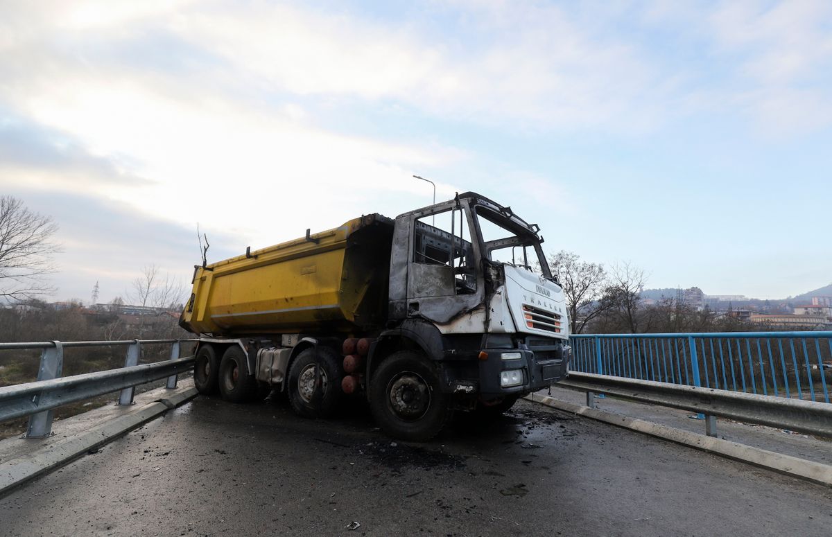Kiégett teherautó roncsa az észak-koszovói Mitrovicában 2022. december 29-én.