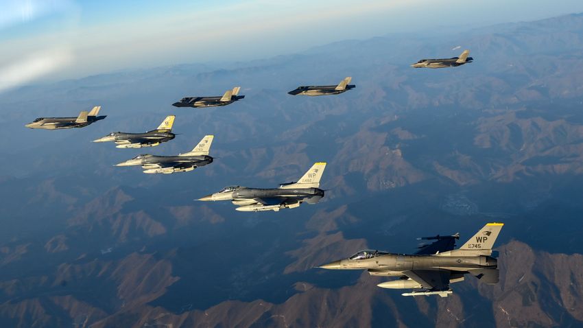 Engedett a nyomásnak Washington: Kijev megkaphatja az F–16-os vadászgépeket