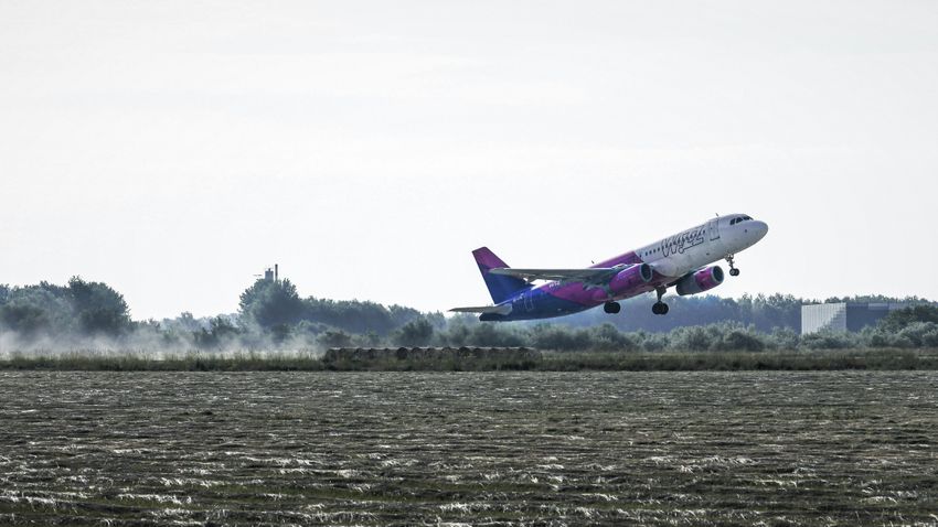 Drágább lehetőségek felé terelheti fogyasztóit a Wizz Air, vizsgálatot indított a versenyhivatal