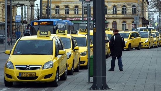 Marad a taxizás hatósági díjszabása