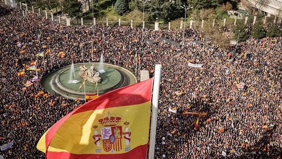 Tízezrek tüntettek a baloldali spanyol kormány ellen