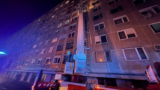 Huszonöt ember életét mentették meg a debreceni tűzoltók egy tűzvész során