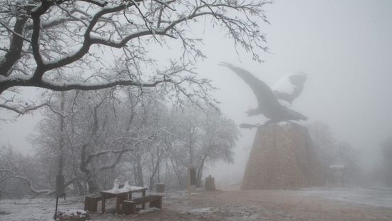 Hófehér ködben ül a tatabányai turul szobor és a város + fotók