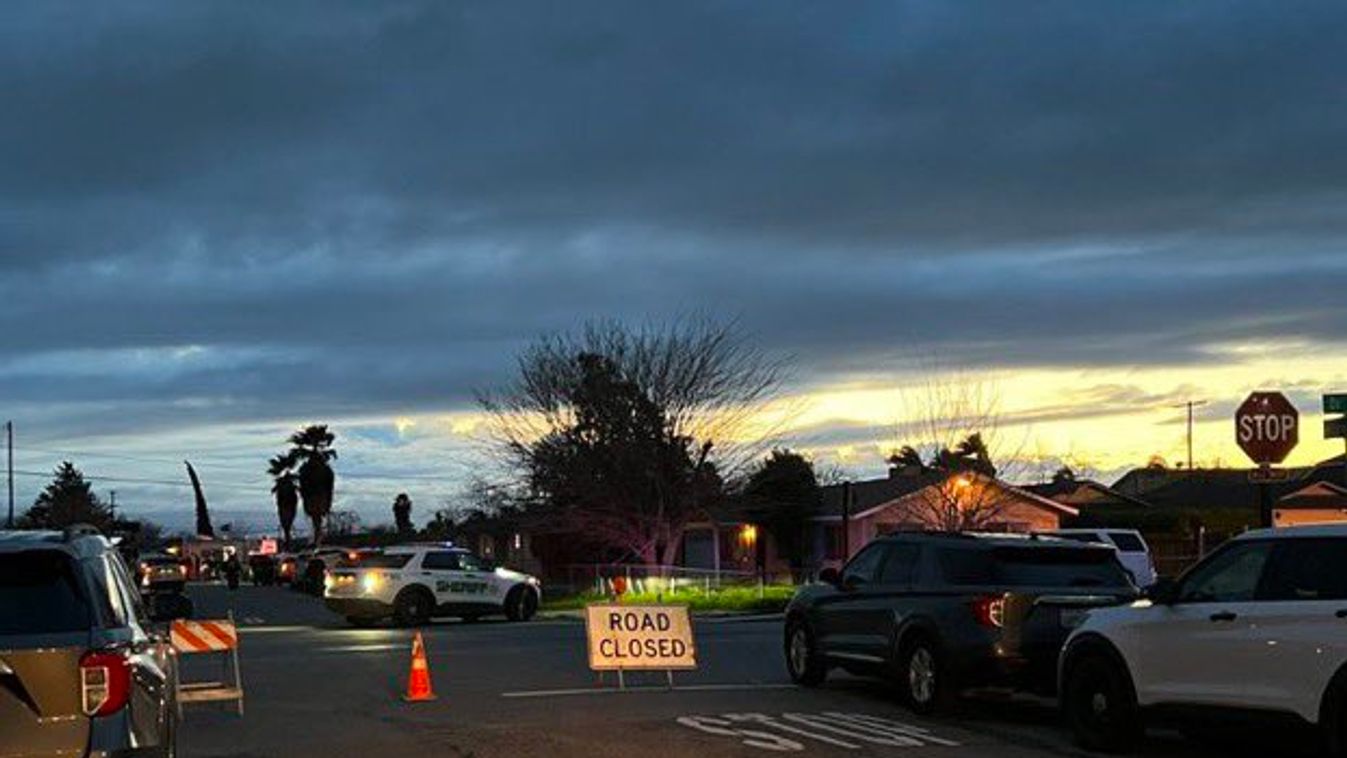 Hatan meghaltak egy lövöldözésben Goshenben, Kalifornia államban hétfő reggel. A Tulare megyei seriff hivatala megerősítette, hogy az áldozatok közül kettő egy 17 éves anya és egy hat hónapos baba. (Fotó: Breaking News 24/7 / Twitter)