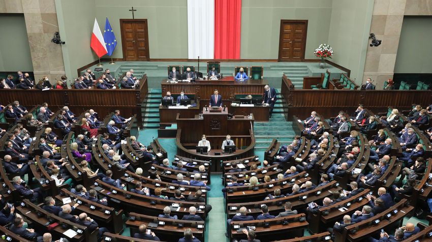Nem fogadta el a lengyel szenátus az uniós helyreállítási terv feltételéül szabott törvénymódosítást