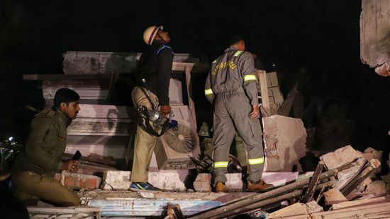 Összeomlott egy négyemeletes ház Indiában, sokan rekedtek a romok alatt