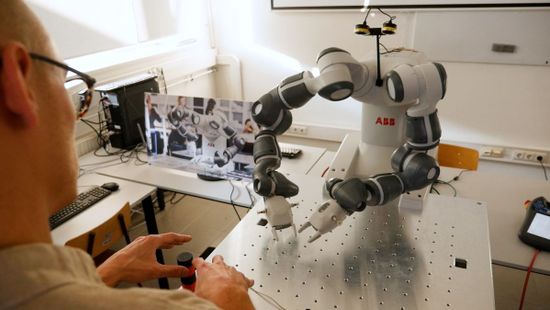 Kollaboratív robottal fejleszthetik tudásukat a PTE hallgatói